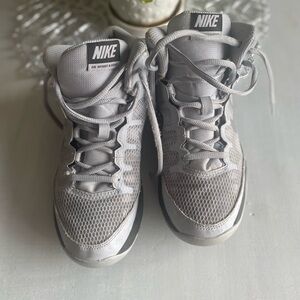 Nike volleyball shoes youth size 5.5